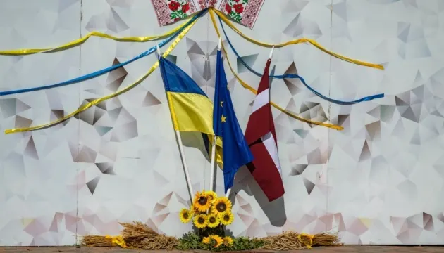 Латвія передасть Україні колону автомобілів для військових
