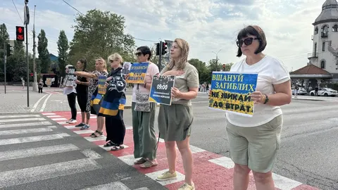 У Миколаєві вшанували пам'ять загиблих на війні: що означає традиція щонедільних