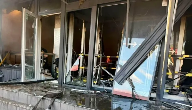 Удар по Павлограду: пошкоджено логістичну компанію, триває ліквідація пожежі