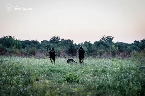 Пошуки після вибухів на Хмельниччині: кінологи працюють з ранку