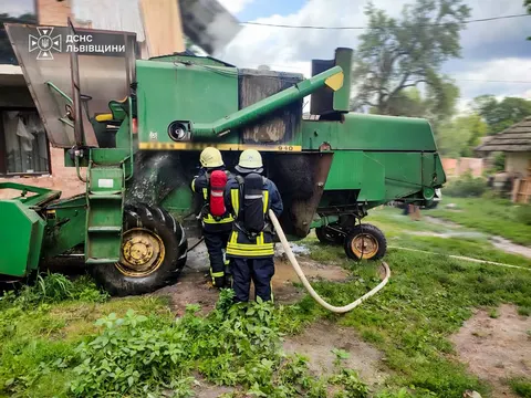 На Львівщині рятувальники врятували комбайн та два будинки від пожежі