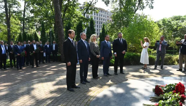Азербайджанський міністр оглянув відбудовані об'єкти в Ірпені