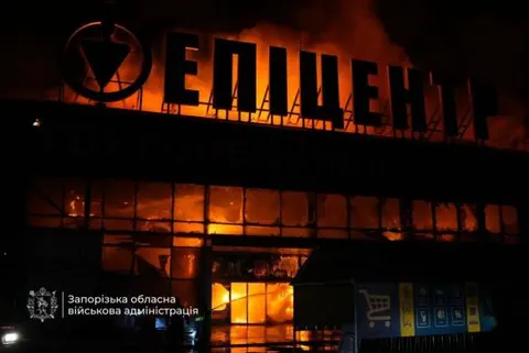 Атака на «Епіцентр»: рятувальники ліквідували пожежу на 10 тисячах квадратів