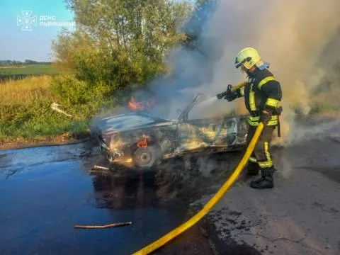 На Львівщині під час руху згоріло авто: подробиці
