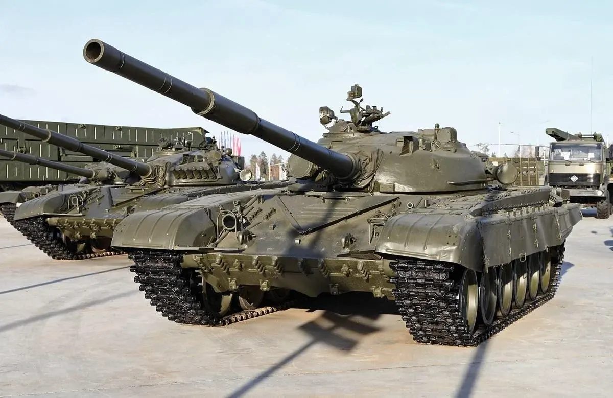 Росіяни хочуть захищати танки від дронів світлошумовими гранатами