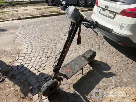 У Жовкві підліток на електросамокаті перекинувся з пасажиркою: дівчина у лікарні