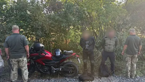 Мотоциклом до кордону: на Одещині затримали двох чоловіків
