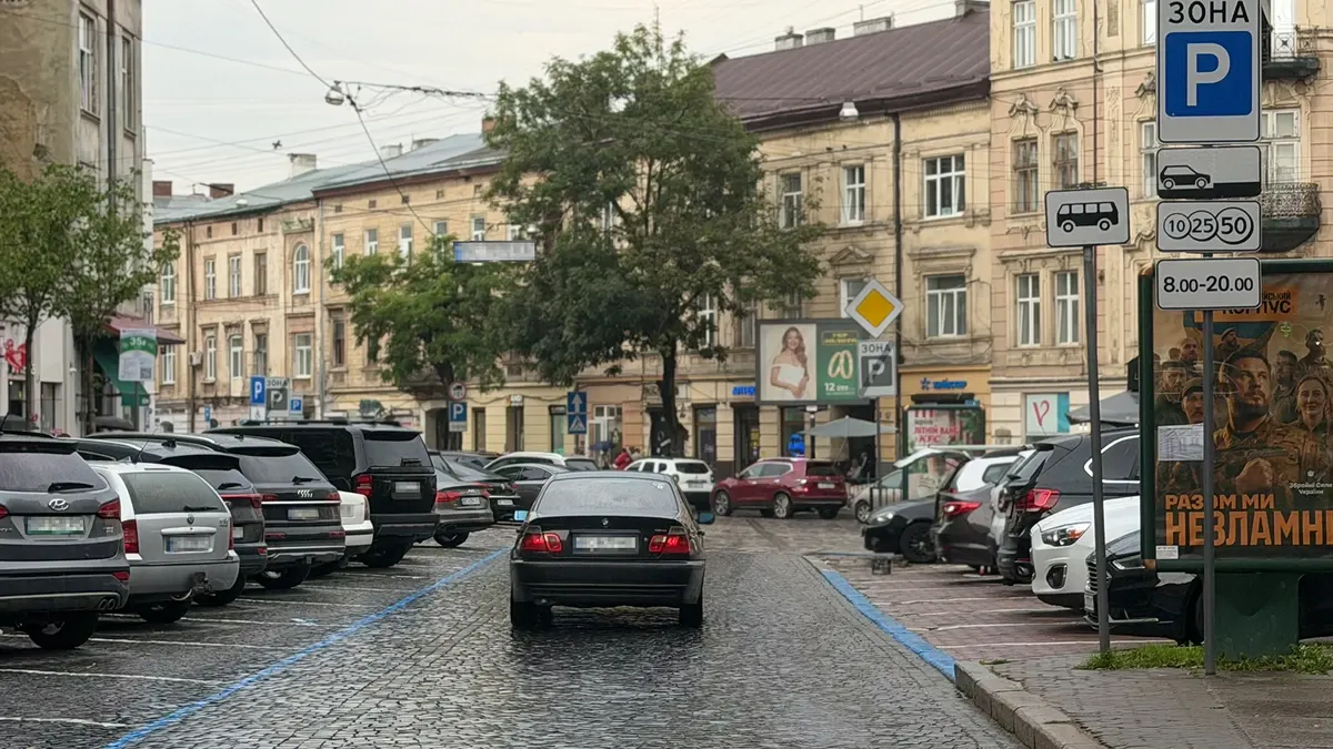 Нове платне паркування на 24 місця запрацювало біля ТЦ «Магнус» у Львові