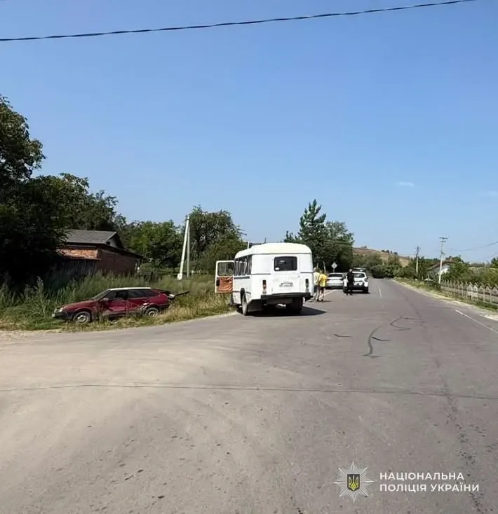 На Львівщині ВАЗ зіткнувся з автобусом: водія госпіталізували