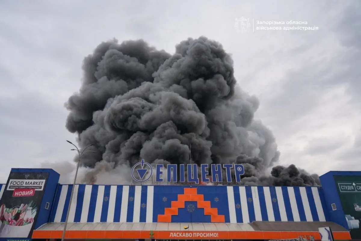 Удар по «Епіцентру» в Запоріжжі: четверо постраждалих, масштабна пожежа