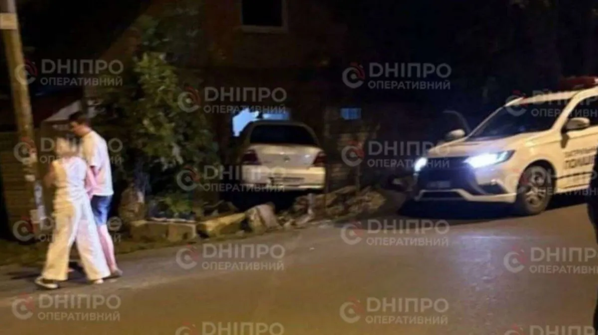 У Дніпрі Nissan пробив стіну приватного будинку: водій був напідпитку