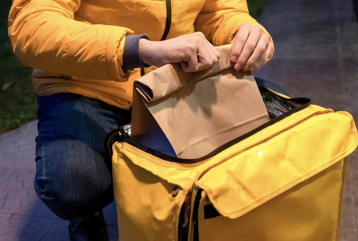 Чому кур'єр доставки стоїть на місці або їде не туди: пояснення Glovo