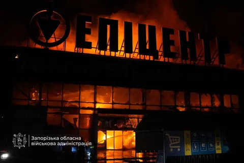 Удар по «Епіцентру» в Запоріжжі: пожежа, але без жертв