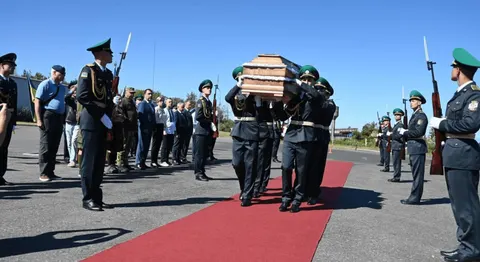 Останки Євгена Коновальця прибули в Україну: подробиці