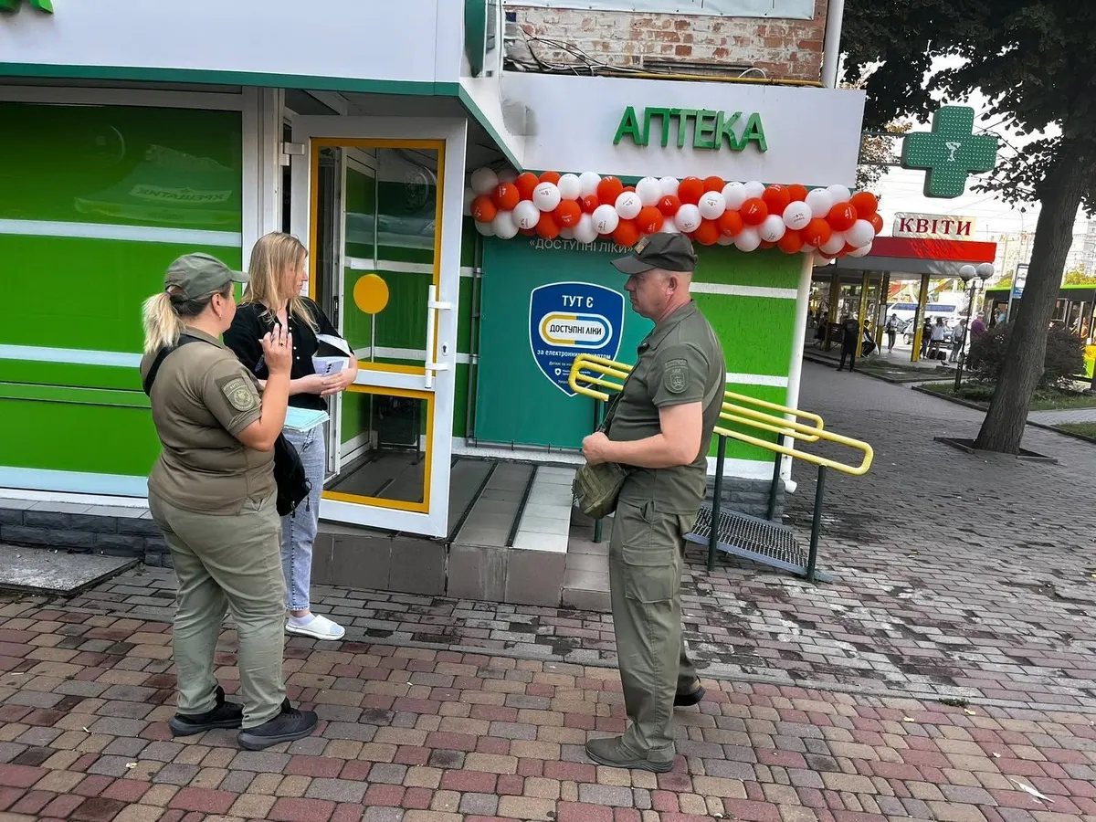 У Вінниці знайшли бар’єри на тротуарах: від реклами до водостоків