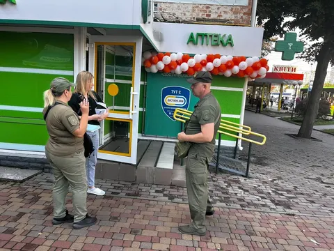 У Вінниці знайшли бар’єри на тротуарах: від реклами до водостоків