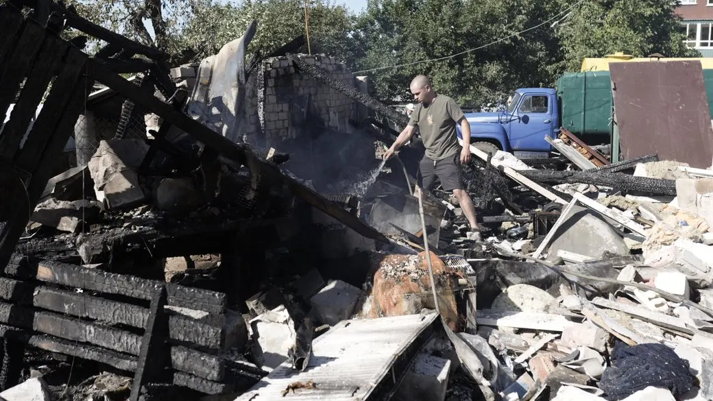 У Чугуєві ліквідовують наслідки удару РФ: знищено будинок, є поранена