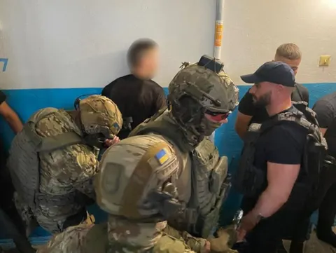 У Вінниці чоловік погрожував поліцейським пістолетом: що відомо про справу