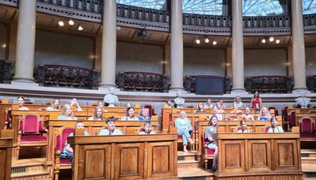 Діти українських захисників відвідали парламент Португалії