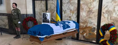 Останки Євгена Коновальця повертаються в Україну