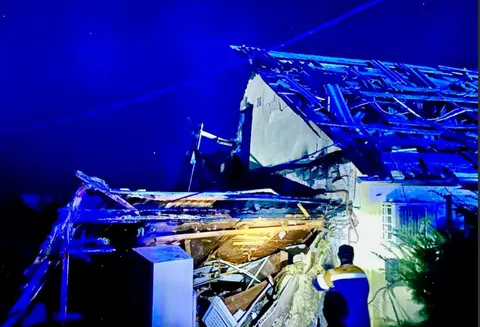 Рятувальники дістали з-під завалів у Дніпрі трьох людей, серед них підліток