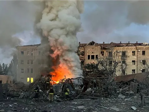 Удар по Слов'янську: ФАБ-500 влучила в багатоповерхівку, є поранені