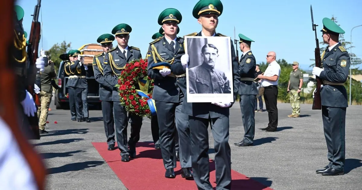Прах Євгена Коновальця повернули в Україну: деталі перепоховання
