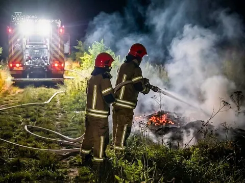 Пожежа на сміттєзвалищі біля Тернополя: рятувальники працюють другу добу