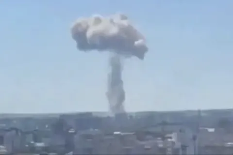 Рятувальники закликали жителів Хмельницького не наближатися до місця вибухів