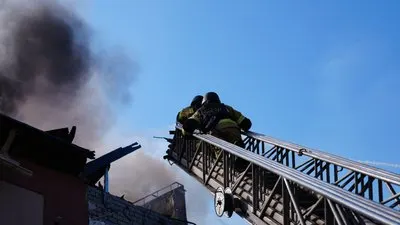 Росіяни атакували Запоріжжя: пошкоджені вантажівки та пожежі