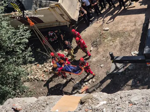 У Львові з-під завалів дістали тіло, під руїнами можуть бути ще люди