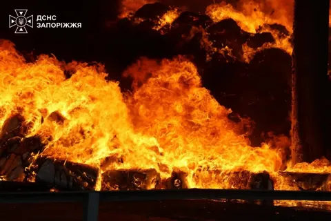 Атака на Запоріжжя: поранена жінка, масштабна пожежа на складі