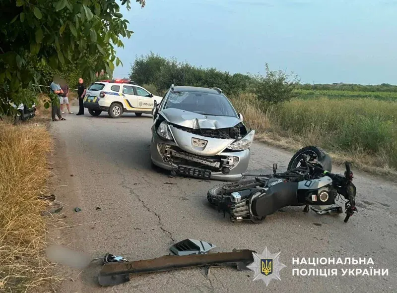 На Буковині легковик зіткнувся з мотоциклом: постраждали підліток та пасажирка