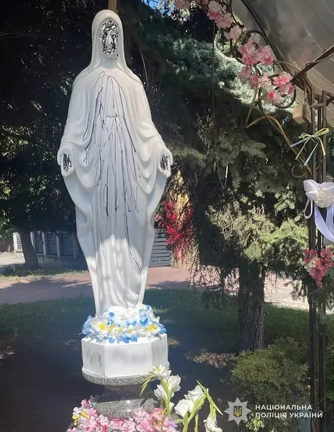 У Львові встановили підозрюваного у розмалюванні скульптури Діви Марії