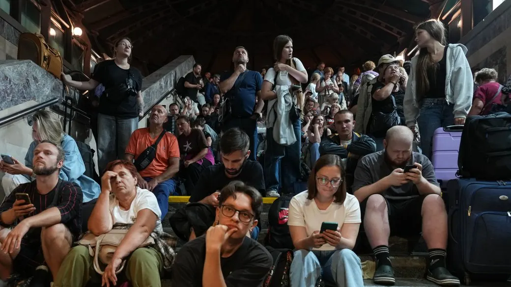 Укрзалізниця не скасовує рейси, але потяги йдуть із багатогодинними затримками