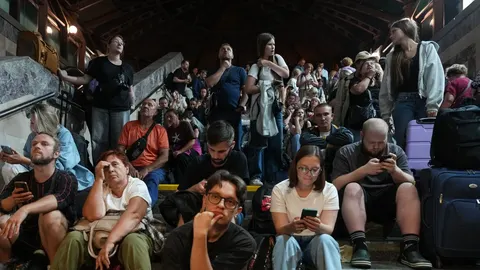 Укрзалізниця не скасовує рейси, але потяги йдуть із багатогодинними затримками