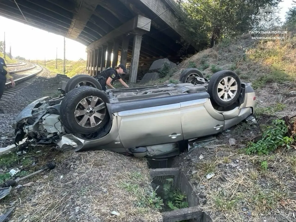 У Запоріжжі автівка з'їхала з мосту: що означає відмова водійки від огляду
