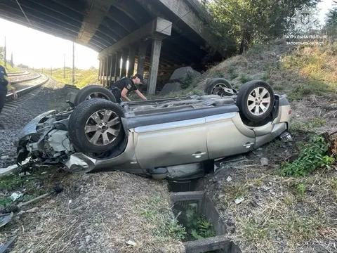 У Запоріжжі автівка з'їхала з мосту: що означає відмова водійки від огляду