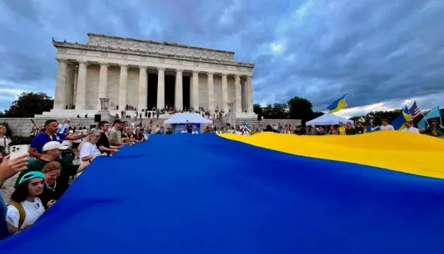 У Вашингтоні українці розгорнули велетенський прапор та провели марш