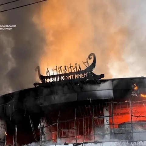 Удар по Дніпру: пошкоджено торговельний центр, є поранені