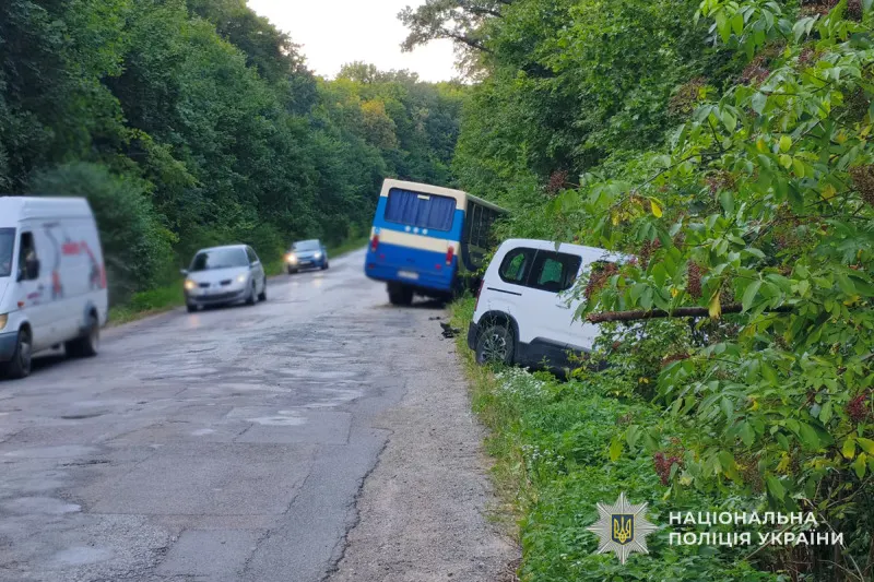 ДТП на Тернопільщині: автобус із пасажирами зіткнувся з легковиком