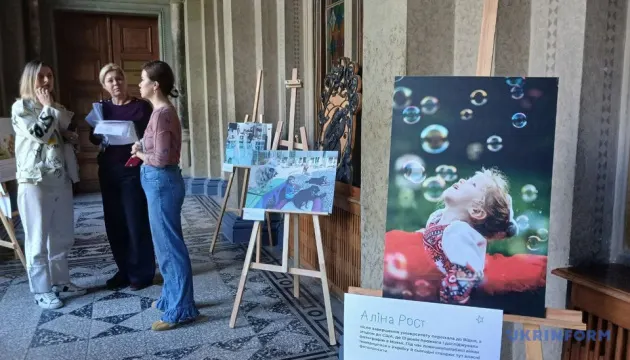 У Чернівцях відкрили виставку про дітей, які потребують паліативної допомоги