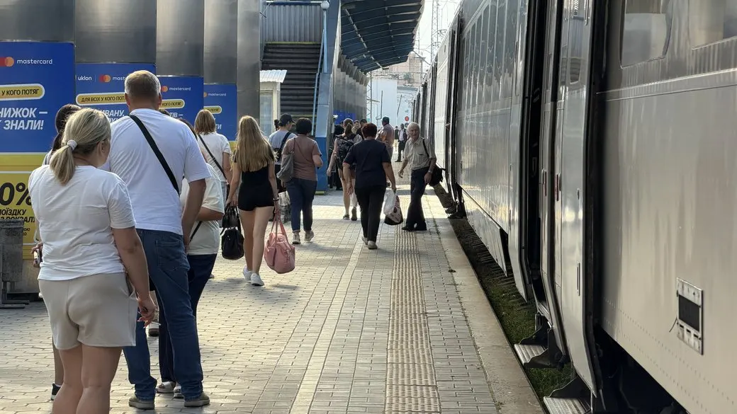 Затримки поїздів на Дніпровському напрямку через обстріли: що відомо