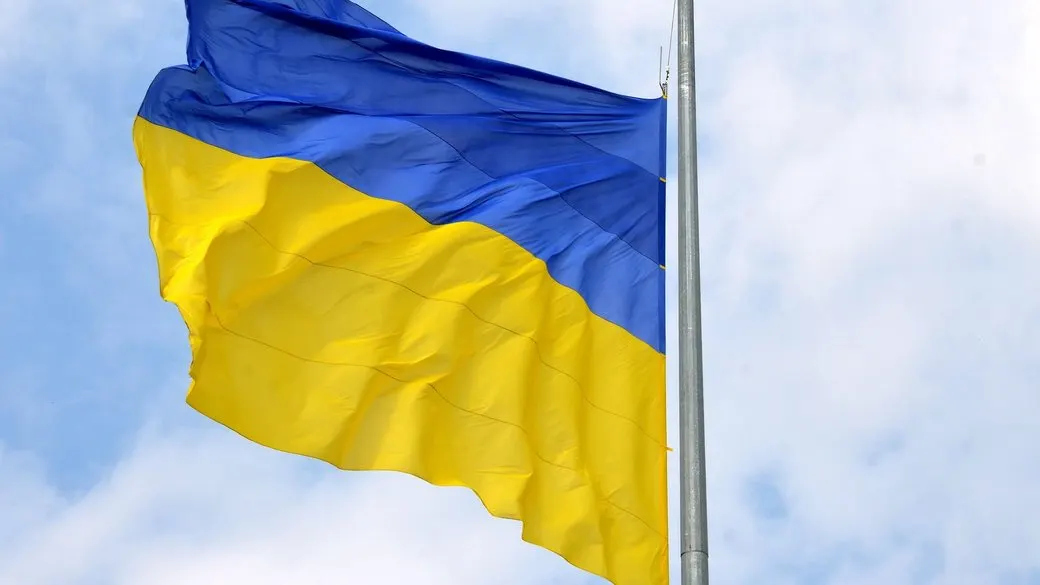 У Кропивницькому на День прапора вшанували захисників та підняли оновлений стяг