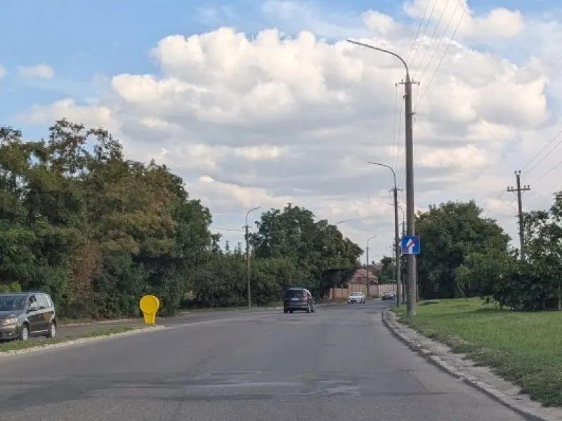 У Луцьку просять виправити дорожній знак на вулиці Карпенка-Карого