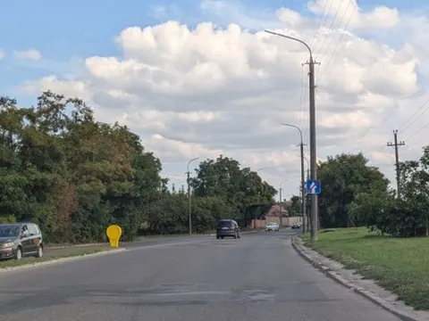 У Луцьку просять виправити дорожній знак на вулиці Карпенка-Карого