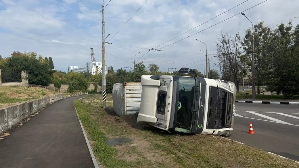 У Харкові перекинулася вантажівка Volvo: що відомо