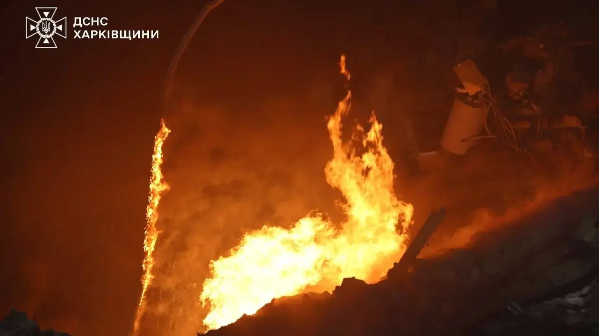 Удар по передмістю Харкова: троє загиблих, рятувальники шукають людей під завалами