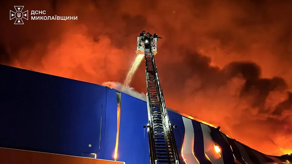 Удар РФ по ТЦ у Миколаєві: постраждали дівчина та чоловік