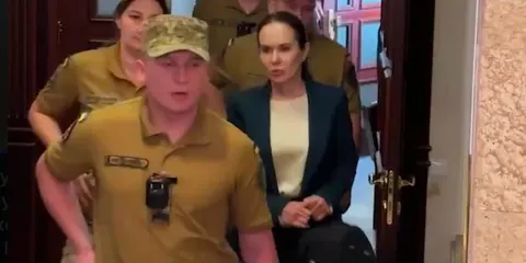 Мудру у кайданках вивели із суду: що відомо